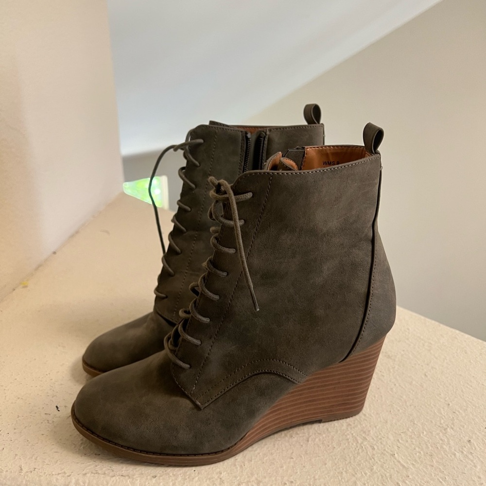 NWNT Dolce Vita Tan Suede Leather Wedge Booties Heel Ankle Boot Womens S…